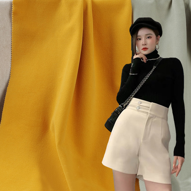 Зошто ткаенината за кошули, волнената ткаенина со средна тежина е паметен избор за квалитетна облека?